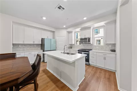 Kitchen - 40863 Melrose Dr, Temecula, CA 92591 photo 4 of 7
