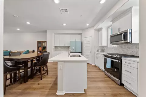 Kitchen - 40863 Melrose Dr, Temecula, CA 92591 photo 5 of 7