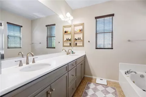 Bath - 40249 Danbury Ct, Temecula, CA 92591 photo 2 of 3