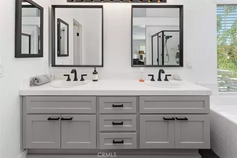 Bath - 45794 Corte Lerma, Temecula, CA 92592 photo 3 of 4