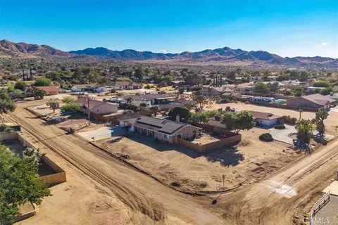 View/Area - 8318 Balsa, Yucca Valley, CA 92284 photo 2 of 10