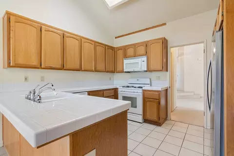 Kitchen - 45111 Putting Green Ct, Temecula, CA 92592 photo 4 of 5