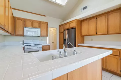 Kitchen - 45111 Putting Green Ct, Temecula, CA 92592 photo 3 of 5