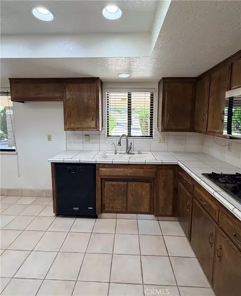 Kitchen - 15440 Mandan, Apple Valley, CA 92307 photo 2 of 5