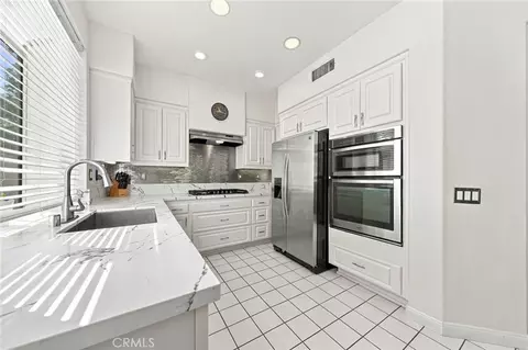 Kitchen - 32100 Via Benabarre, Temecula, CA 92592 photo 3 of 4