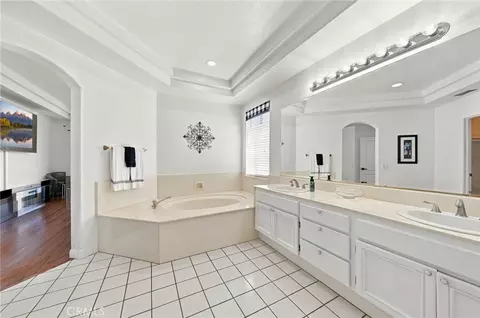 Bath - 32100 Via Benabarre, Temecula, CA 92592 photo 3 of 4