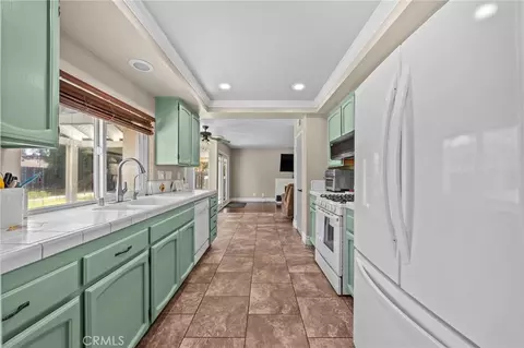 Kitchen - 41860 Skywood, Temecula, CA 92591 photo 4 of 4