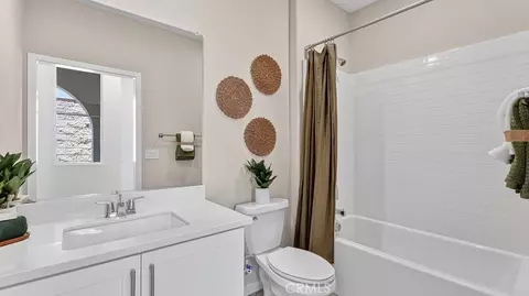 Bath - 36657 Altisma Dr, Winchester, CA 92596 photo 2 of 3