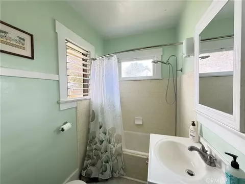 Bath - 108 S Oak Ave, Pasadena, CA 91107 photo 1 of 1