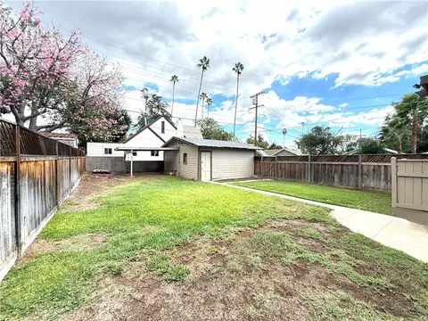 Exterior - 108 S Oak Ave, Pasadena, CA 91107 photo 2 of 4
