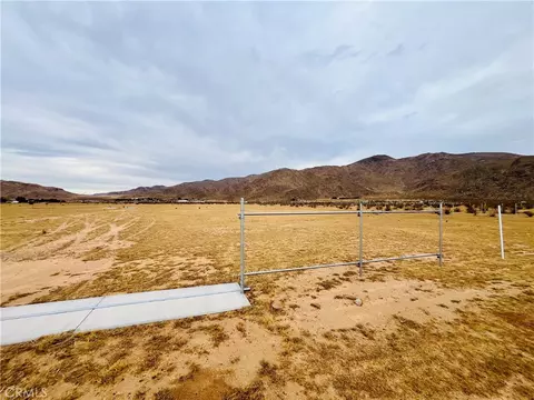25988 Las Piedras Dr, Apple Valley, CA 92307