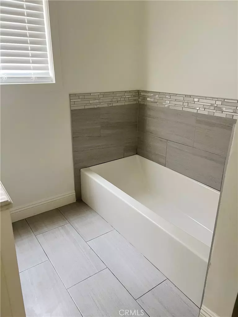 Bath - 1208 S Cochran Ave, Los Angeles, CA 90019 photo 2 of 6