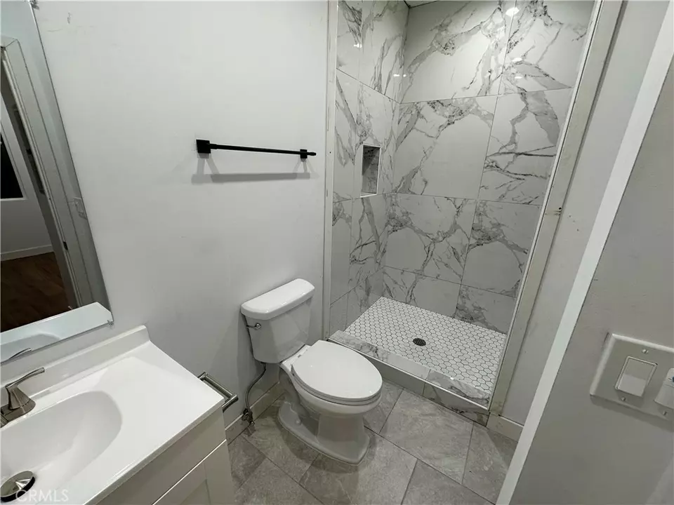 Bath - 1208 S Cochran Ave, Los Angeles, CA 90019 photo 6 of 6