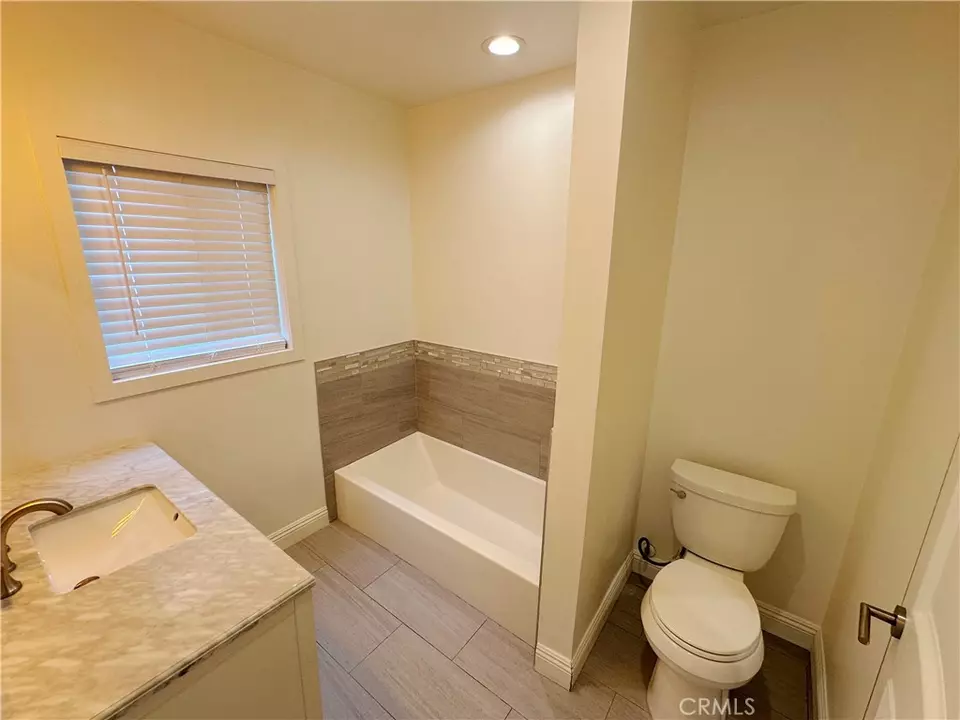 Bath - 1208 S Cochran Ave, Los Angeles, CA 90019 photo 1 of 6