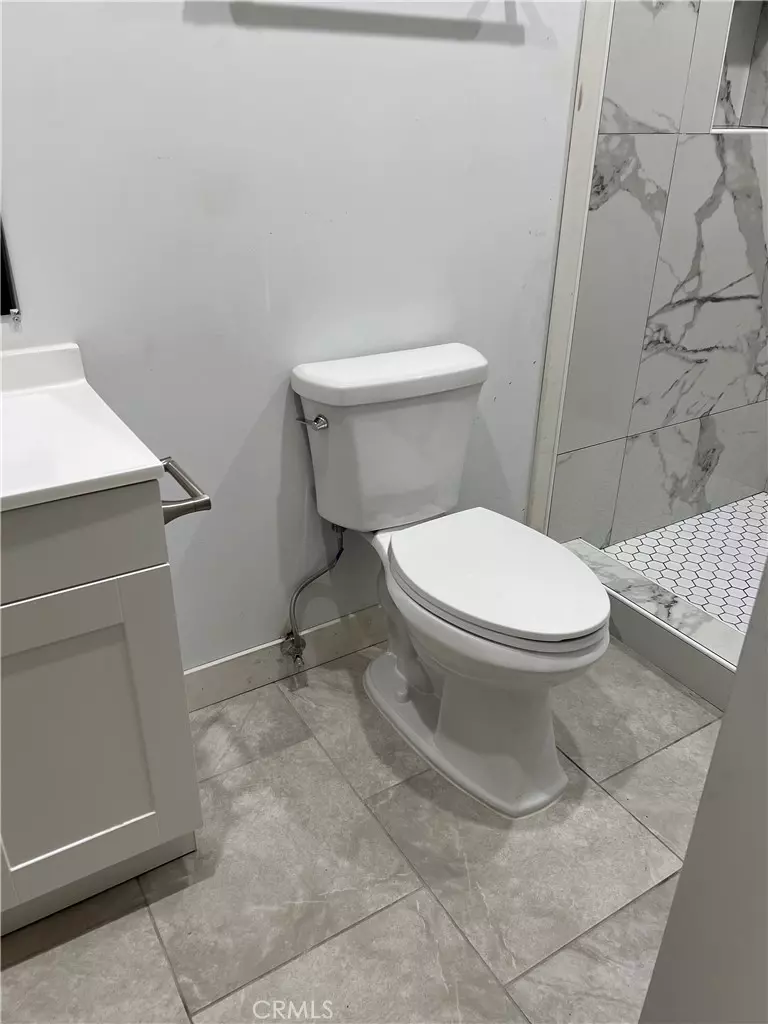 Bath - 1208 S Cochran Ave, Los Angeles, CA 90019 photo 5 of 6