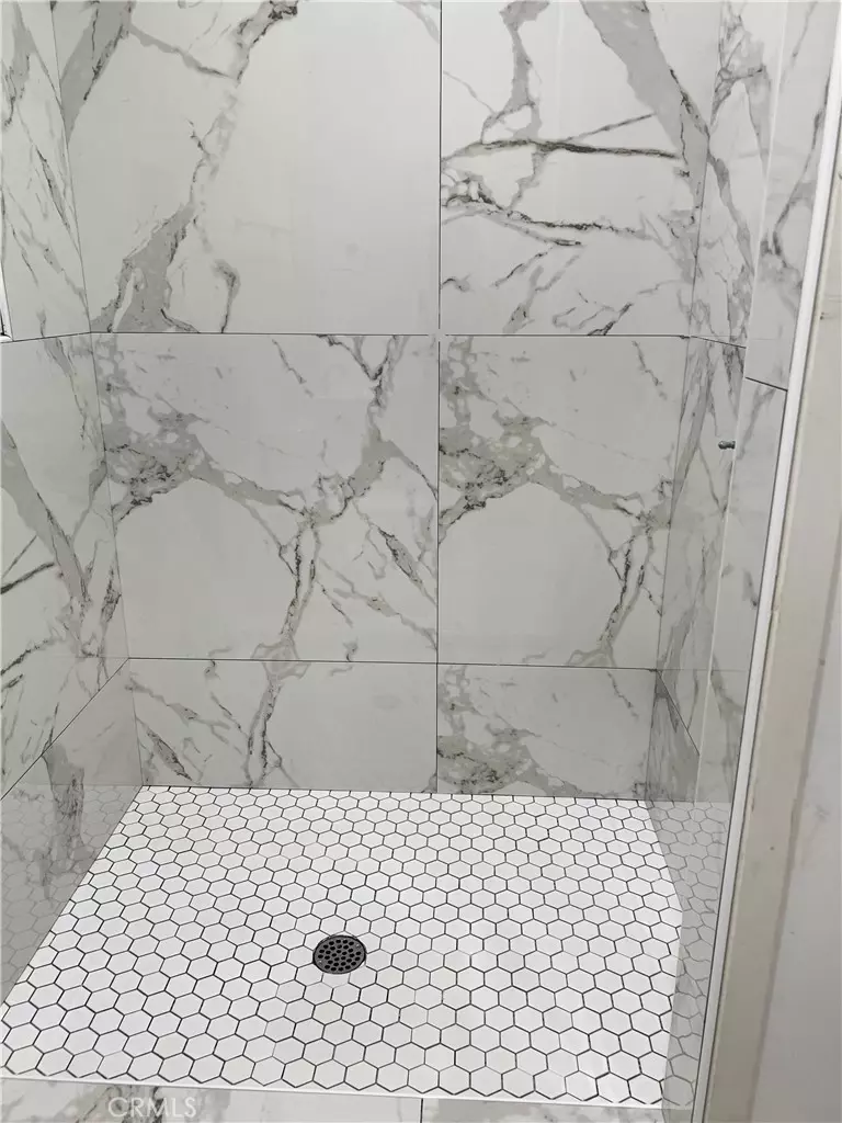 Bath - 1208 S Cochran Ave, Los Angeles, CA 90019 photo 4 of 6