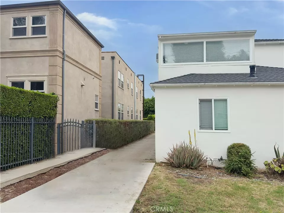 Exterior - 1208 S Cochran Ave, Los Angeles, CA 90019 photo 5 of 6