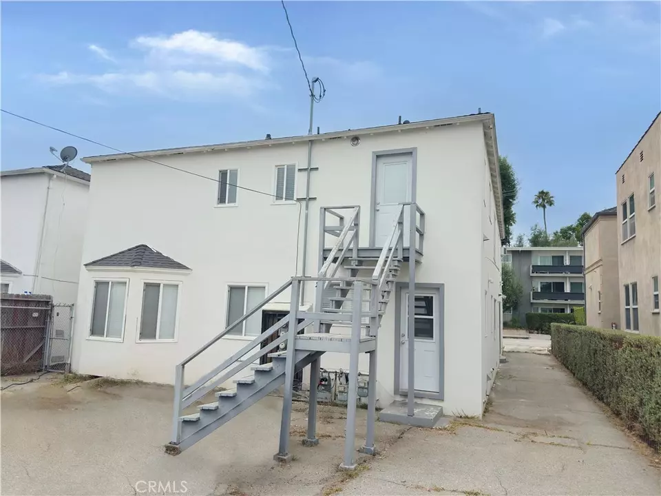 Exterior - 1208 S Cochran Ave, Los Angeles, CA 90019 photo 4 of 6