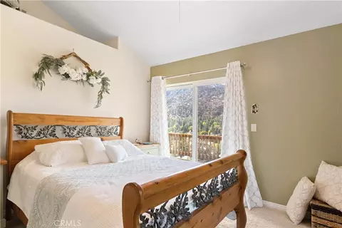 Bedroom - 6284 Apple Vista Dr, Wrightwood, CA 92397 photo 6 of 7