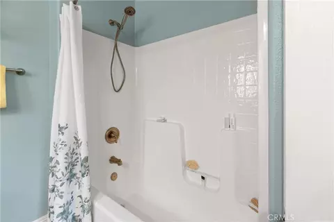 Bath - 6284 Apple Vista Dr, Wrightwood, CA 92397 photo 2 of 6