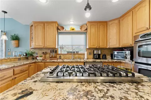 Kitchen - 6284 Apple Vista Dr, Wrightwood, CA 92397 photo 3 of 8