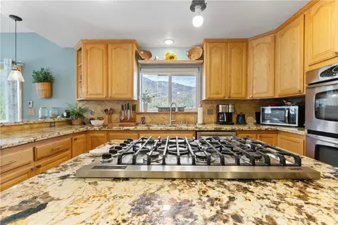 Kitchen - 6284 Apple Vista Dr, Wrightwood, CA 92397 photo 6 of 8