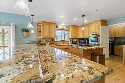 Kitchen - 6284 Apple Vista Dr, Wrightwood, CA 92397 photo 7 of 8