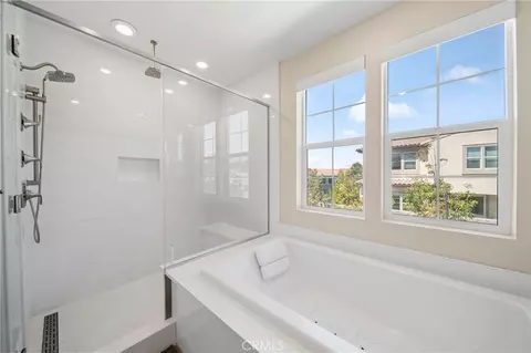 Bath - 81 Pelican Ln, Irvine, CA 92618 photo 2 of 3