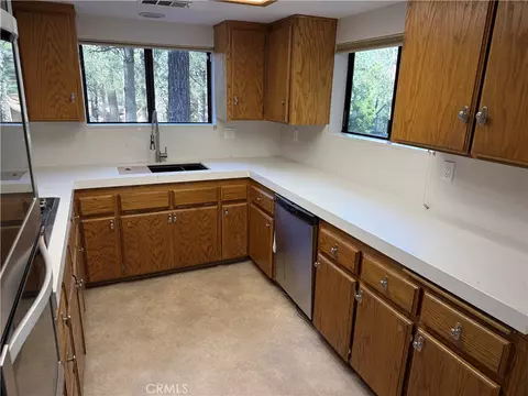 Kitchen - 985 Pheasant, Wrightwood, CA 92397 photo 3 of 4