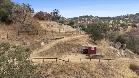 Exterior - 30721 Condor Pl, Tehachapi, CA 93561 photo 6 of 6