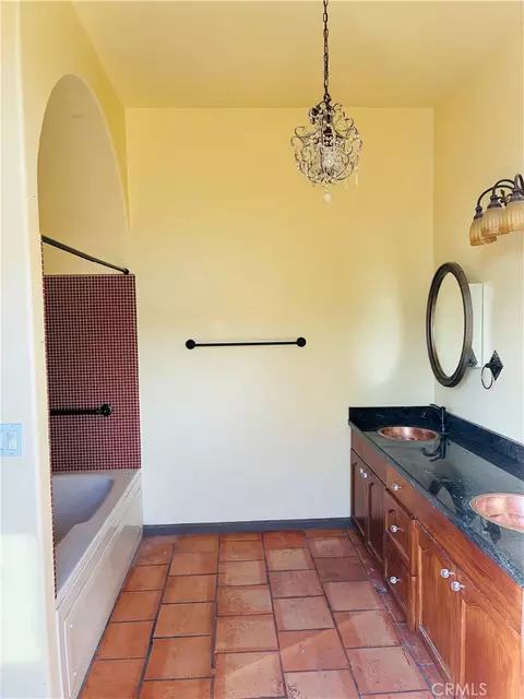 Bath - 30721 Condor Pl, Tehachapi, CA 93561 photo 4 of 5