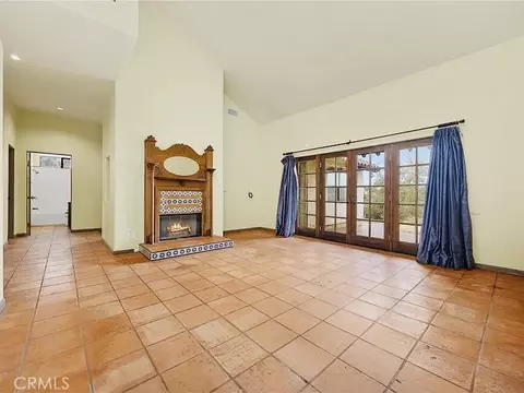 Living - 30721 Condor Pl, Tehachapi, CA 93561 photo 2 of 5