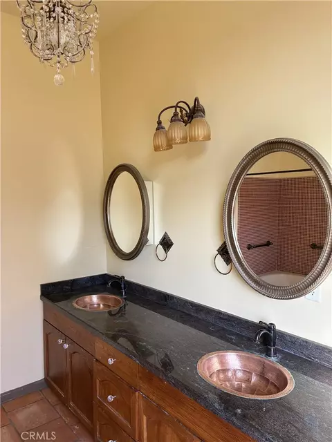 Bath - 30721 Condor Pl, Tehachapi, CA 93561 photo 3 of 5