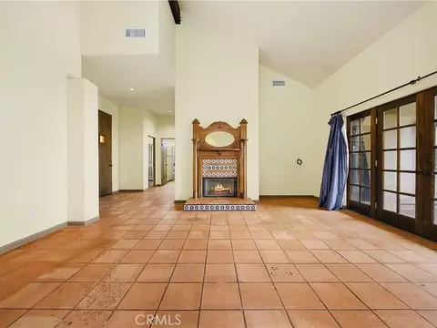 Living - 30721 Condor Pl, Tehachapi, CA 93561 photo 3 of 5