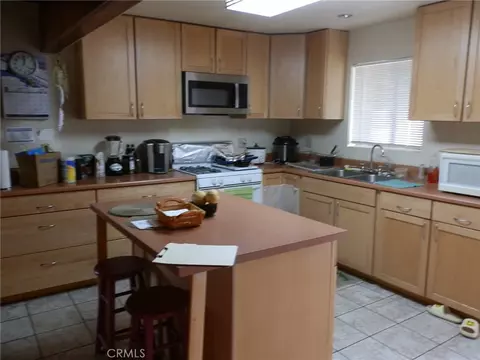 Kitchen - 7731 Inca Trl, Yucca Valley, CA 92284 photo 2 of 2