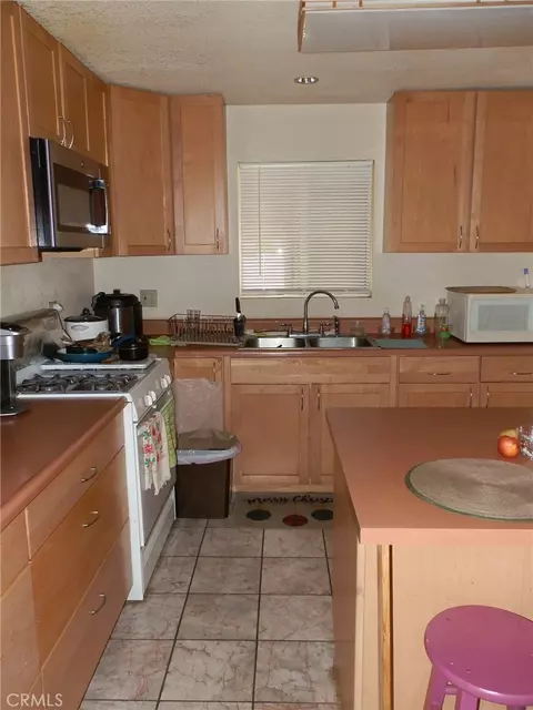 Kitchen - 7731 Inca Trl, Yucca Valley, CA 92284 photo 1 of 2