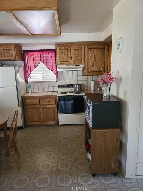 Kitchen - 970 D Ln, Big Bear City, CA 92314 photo 3 of 4