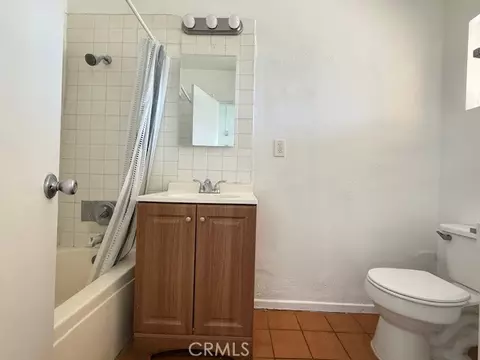 Bath - 818 E C St, Colton, CA 92324 photo 1 of 3