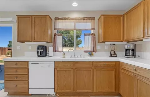 Kitchen - 14172 Paddock Rd, Victorville, CA 92394 photo 2 of 2