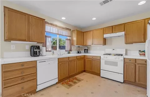 Kitchen - 14172 Paddock Rd, Victorville, CA 92394 photo 1 of 2