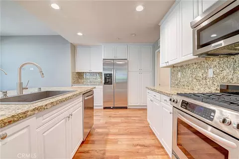 Kitchen - 135 Pathway, Irvine, CA 92618 photo 4 of 5
