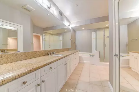 Bath - 135 Pathway, Irvine, CA 92618 photo 3 of 4