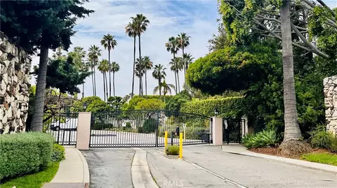 239 S Barrington Ave #F8, Los Angeles, CA 90049
