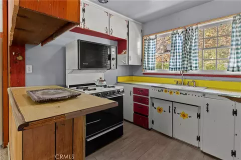 Kitchen - 799 Mountain Vw, Wrightwood, CA 92397 photo 1 of 1