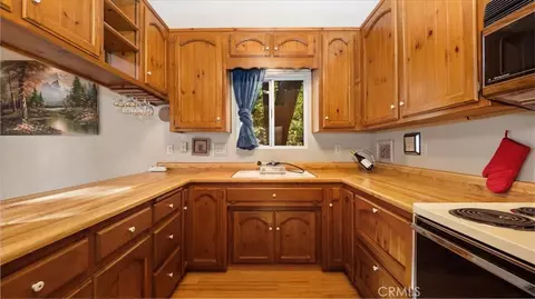 Kitchen - 25172 Moon Dr, Crestline, CA 92325 photo 3 of 4