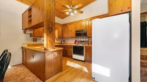 Kitchen - 25172 Moon Dr, Crestline, CA 92325 photo 1 of 4
