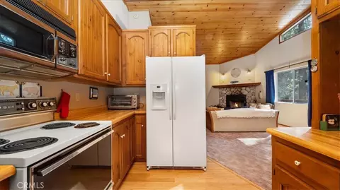 Kitchen - 25172 Moon Dr, Crestline, CA 92325 photo 4 of 4