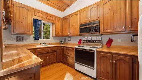 Kitchen - 25172 Moon Dr, Crestline, CA 92325 photo 2 of 4