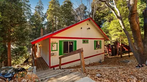 Exterior - 25172 Moon Dr, Crestline, CA 92325 photo 5 of 7