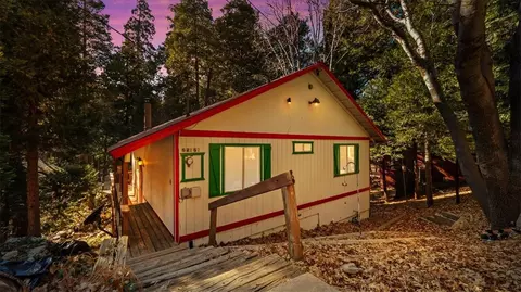 25172 Moon Dr, Crestline, CA 92325